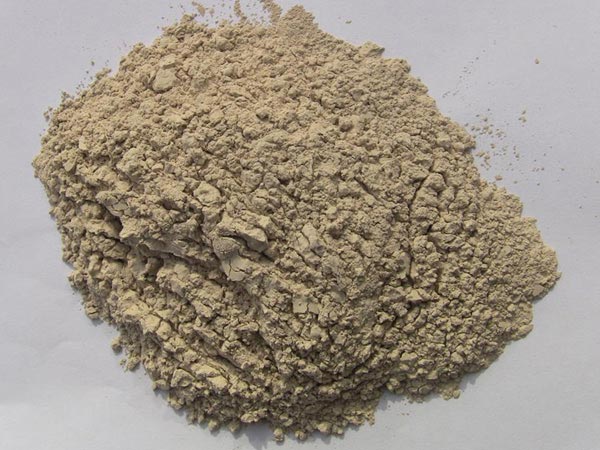 礬土性質(zhì) 礬土主要成分是氧化鋁，為煉鋁和耐火材料的主要原料。白色或灰白色，因含鐵而呈褐黃或淺紅色。密度3.45g/cm3，硬度1～3，不透明，質(zhì)脆。極難熔化，不溶于水，能溶于硫酸、氫氧化鈉溶液。 地區(qū)分布 中國鋁土礦資源比較豐富，在全國18個省、自治區(qū)、直轄市已查明鋁土礦產(chǎn)地205處，其中大型產(chǎn)地72處（不包括臺灣），主要分布在山西、山東、河北、河南、貴州、四川、廣西、遼寧、湖南等地。 投資前景 1.可用于煉鋁工業(yè)。用于國防、航空、汽車、電器、化工、日常生活用品等。 2.可用于精密鑄造。礬土熟料加工成細粉做成鑄模后精鑄。用于軍工、航天、通訊、儀表、機械及醫(yī)療器械部門。 3.可用于耐火制品。高鋁礬土熟料耐火度高達1780℃，化學穩(wěn)定性強、物理性能良好。 4.硅酸鋁耐火纖維。用于鋼鐵、有色冶金、電子、石油、化工、宇航、原子能、國防等多種工業(yè)，消防人員可用耐火纖維布做成衣服。 5.制造礬土水泥、研磨材料、陶瓷工業(yè)以及化學工業(yè)可制鋁的各種化合物。 鋁礬土磨粉制備 鋁礬土粉是選用煅燒過的熟鋁礬土礦石用雷蒙磨加工制成的細粉，粒度通常為100目-325目，在耐火材料行業(yè)得到了廣泛的應用。通常加工的流程為先經(jīng)顎式破碎機進行破碎，然后篩分進入鋁礬土雷蒙磨或鋁礬土超細磨粉機中，進行鋁礬土粉制備，使其應用更加廣泛。